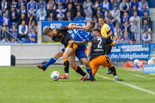 Deutschland: 2.Bundesliga, 34. Spieltag, Saison 2025 2026, 1.FC Magdeburg vs 1. FC Kaiserslautern Avnet Arena (Magdeburg) : Atik Baris (1. FC Magdeburg, 23) im Zweikampf gegen Skyttä Naatan (1. FC Kaiserslautern, 15), Asta Simon (1. FC Kaiserslautern, 2) Copyright: xMichellexLukax