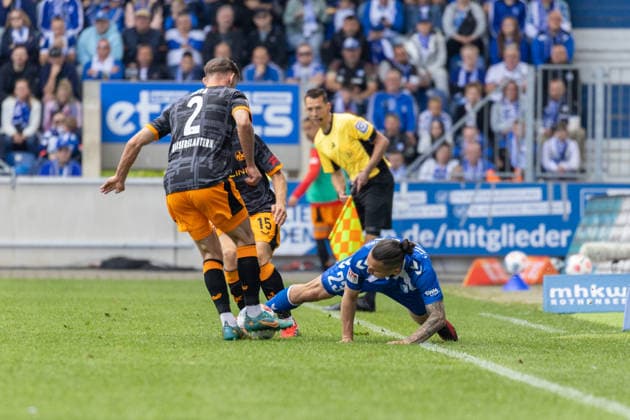 Deutschland: 2.Bundesliga, 34. Spieltag, Saison 2025 2026, 1.FC Magdeburg vs 1. FC Kaiserslautern Avnet Arena (Magdeburg) : Atik Baris (1. FC Magdeburg, 23) im Zweikampf gegen Asta Simon (1. FC Kaiserslautern, 2), Skyttä Naatan (1. FC Kaiserslautern, 15) Copyright: xMichellexLukax