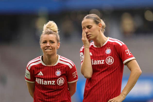 Foto : Jubel nach dem Schlußpfiff bei den Spielerinnen aus München , hier Klara BÜHL und links ... Linda Dallmann (FC Bayern) Fussball Pixel Bundesliga der Frauen 26. Spieltag am So. 17.05.2026 Hamburger SV - FC Bayern München