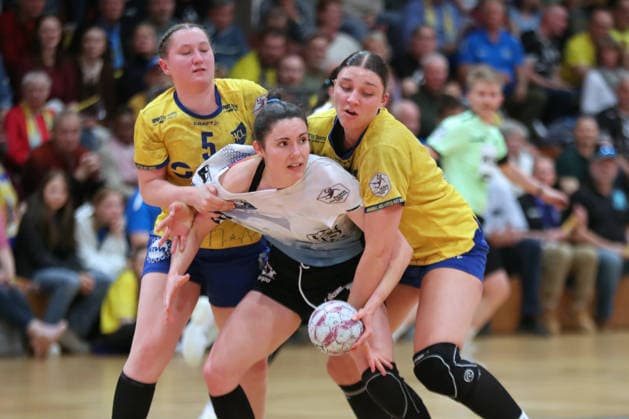 Handball, 2. Alsco HBF: HC Leipzig - Bergischer HC; 17.05.2026 Lea Albers (22, Bergischer HC) wird von Kim-Angelina Lang (5, HC Leipzig) und Laura Klocke (13, HC Leipzig) attackiert. 2. Alsco Handball Bundesliga Frauen, HBF, Saison 2025 2026, 28. Spieltag: HC Leipzig vs. Bergischer HC am 17.05.2026 in der Sporthalle Brüderstraße Leipzig. Copyright: xBEAUTIFULxSPORTS JanxKaeferx