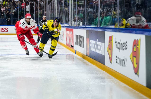 260517 Alexander True of Denmark and Emil Heineman of Sweden during the 2026 IIHF Ice hockey, Eishockey World Championship, WM, Weltmeisterschaft match between Denmark and Sweden on May 17, 2026 in Fribourg. Photo: Jesper Zerman BILDBYRAN kod JZ JZ0716 ishockey ice hockey ishockey-vm 2026 vm 2026 iihf world championship danmark denmark sverige sweden bbeng Copyright: JESPERxZERMAN BB260517JZ047