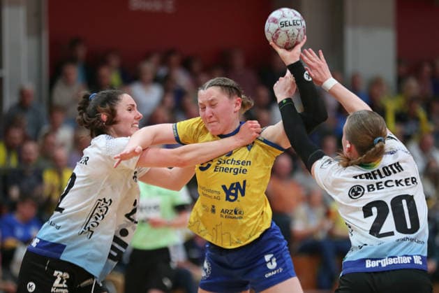 Handball, 2. Alsco HBF: HC Leipzig - Bergischer HC; 17.05.2026 Kim-Angelina Lang (5, HC Leipzig) muss sich gegen Lea Albers (22, Bergischer HC) und Pia Terfloth (20, Bergischer HC) durchsetzen. 2. Alsco Handball Bundesliga Frauen, HBF, Saison 2025 2026, 28. Spieltag: HC Leipzig vs. Bergischer HC am 17.05.2026 in der Sporthalle Brüderstraße Leipzig. Copyright: xBEAUTIFULxSPORTS JanxKaeferx