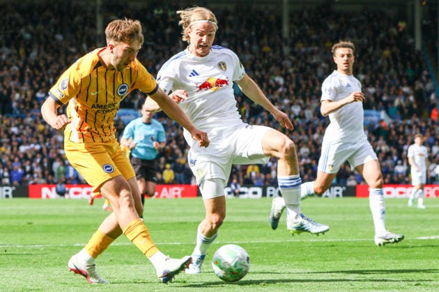 LEEDS, ENGLAND - MAY 17: Jack Hinshelwood of Brighton & Hove Albion controls the ball during the Premier League match between Leeds United and Brighton & Hove Albion at Elland Road on May 17, 2026 in Leeds, England. Copyright: xSeanxChandlerx xSPPx Sportspressphoto_SPR148722
