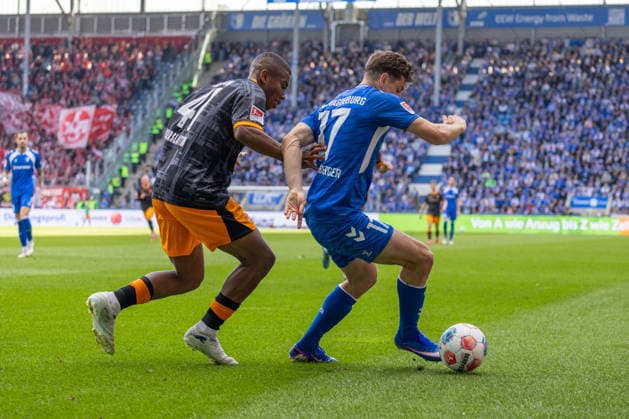 Deutschland: 2.Bundesliga, 34. Spieltag, Saison 2025 2026, 1.FC Magdeburg vs 1. FC Kaiserslautern Avnet Arena (Magdeburg) : Nollenberger Alexander (1. FC Magdeburg, 17) im Zweikampf gegen Schramm David (1. FC Kaiserslautern, 41) Copyright: xMichellexLukax
