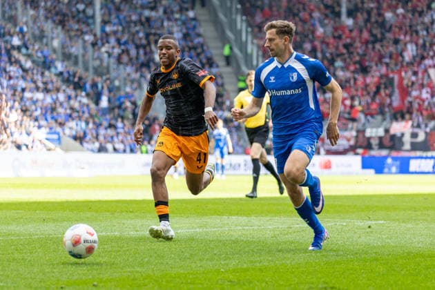 Deutschland: 2.Bundesliga, 34. Spieltag, Saison 2025 2026, 1.FC Magdeburg vs 1. FC Kaiserslautern Avnet Arena (Magdeburg) : Nollenberger Alexander (1. FC Magdeburg, 17) im Zweikampf gegen Schramm David (1. FC Kaiserslautern, 41) Copyright: xMichellexLukax