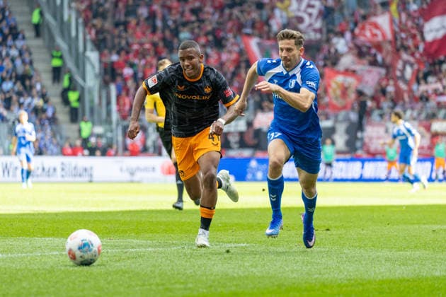 Deutschland: 2.Bundesliga, 34. Spieltag, Saison 2025 2026, 1.FC Magdeburg vs 1. FC Kaiserslautern Avnet Arena (Magdeburg) : Nollenberger Alexander (1. FC Magdeburg, 17) im Zweikampf gegen Schramm David (1. FC Kaiserslautern, 41) Copyright: xMichellexLukax