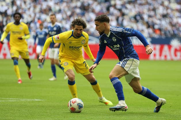 Fabio Kaufmann (Eintracht Braunschweig) und Adil Aouchiche (FC Schalke 04) beim Spiel der 2. Bundesliga (Saison 2025 26) FC Schalke 04 - Eintracht Braunschweig - Copyright: Thomas Pakusch