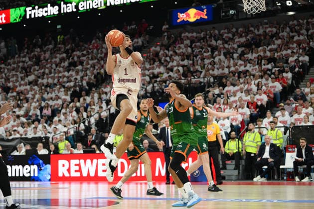 Basketball, easy Credit BBL, 20260517, FC Bayern München - Vet-Concept Gladiators Trier. Im Bild v.l. Oscar DA SILVA (Bayern, 1), Urald KING (Trier, 20). München SAP Garden Bayern Deutschland Copyright: Passion2Press.dex xMarkusxFischex