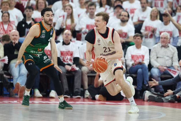 Justuz Hollatz (FC Bayern Basketball, 21) mit Ball mit Clay Guillozet (Vet Concept Gladiators Trier, 04), GER, FC Bayern Basketball vs. Vet Concept Gladiators Trier, Basketball, easycredit Basketball Bundesliga, Playoffs, Viertelfinale Saison 2025 2026, 17.05.2026, GER, FC Bayern Basketball vs. Vet Concept Gladiators Trier, Basketball, easycredit Basketball Bundesliga, Playoffs, Viertelfinale Saison 2025 2026, 17.05.2026 Muenchen Copyright: xEibner-Pressefoto JennixMaulx EP_JML