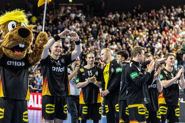 Sport Bilder des Tages Die Spieler der deutschen Mannschaft freuen sich nach dem Spiel ueber Ihre Leistung, Justus Fischer (Deutschland, 54) formt ein Herz in Richtung Zuschauer GER, Deutschland (GER) vs. Daenemark (DEN), Handball, Laenderspiel, Herren, Spielzeit 2025 2026, 17.05.2026 GER, Deutschland (GER) vs. Daenemark (DEN), Handball, Laenderspiel, Herren, Spielzeit 2025 2026, 17.05.2026 Koeln Copyright: xEibner-Pressefoto GerhardxWingenderx EP_GWR