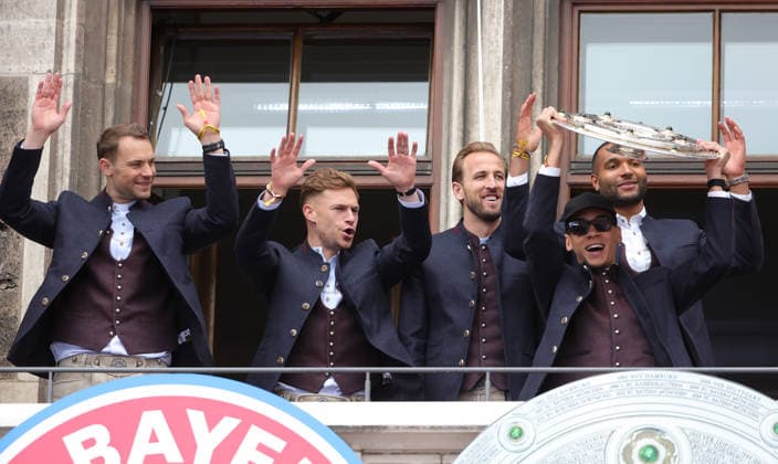 17.05.2026, Meisterfeier am Münchener Rathaus, Marienplatz Muenchen, im Bild: Manuel Neuer (FC Bayern Muenchen), Joshua Kimmich (FC Bayern Muenchen), Harry Kane (FC Bayern Muenchen), Jamal Musiala (FC Bayern Muenchen) und Jonathan Tah (FC Bayern Muenchen)