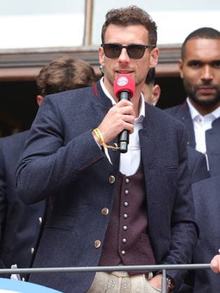 17.05.2026, Meisterfeier am Münchener Rathaus, Marienplatz Muenchen, im Bild: Abschied von Leon Goretzka (FC Bayern Muenchen)