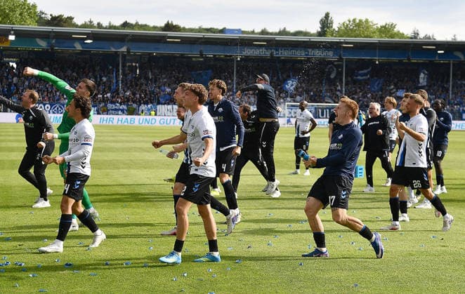 17.05.2026, xhbx, Fussball 2.Bundesliga, SV Darmstadt 98 - SC Paderborn 07 v.l. Mannschaft, Spieler von SC Paderborn 07 jubeln jubelt nach Spielende. (DFL DFB REGULATIONS PROHIBIT ANY USE OF PHOTOGRAPHS as IMAGE SEQUENCES and or QUASI-VIDEO) Darmstadt