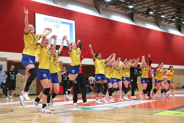 Handball, 2. Alsco HBF: HC Leipzig - Bergischer HC; 17.05.2026 Das Team des HC Leipzig jubelt geschlossen zu den Fans. Sieg, Freude, Emotionen. 2. Alsco Handball Bundesliga Frauen, HBF, Saison 2025 2026, 28. Spieltag: HC Leipzig vs. Bergischer HC am 17.05.2026 in der Sporthalle Brüderstraße Leipzig. Copyright: xBEAUTIFULxSPORTS JanxKaeferx