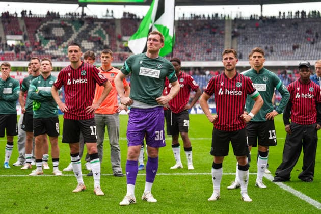 17.05.2026, xydrx, Herren, Fußball, 2.Bundesliga, Hannover 96 - 1.FC Nürnberg, Saison 2025 2026, Heinz von Heiden Arena: Benjamin Kaellman (Hannover 96, 9) Bastian Allgeier (Hannover 96, 17) Leo Weinkauf (Hannover 96, 30) Enzo Leopold (Hannover 96, 8) Franz Roggow (Hannover 96, 13) enttäuscht nach der verpassen Aufstiegschance DFB regulations prohibit any use of photographs as image sequences and or quasi-video. Copyright: HMBxMedia YannisxDreimann