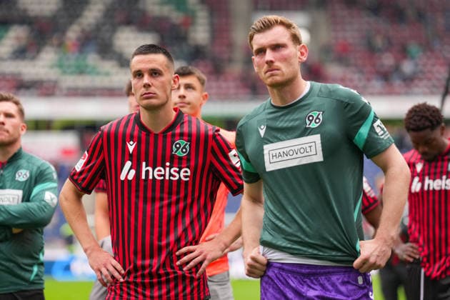 17.05.2026, xydrx, Herren, Fußball, 2.Bundesliga, Hannover 96 - 1.FC Nürnberg, Saison 2025 2026, Heinz von Heiden Arena: Bastian Allgeier (Hannover 96, 17) und Leo Weinkauf (Hannover 96, 30) enttäuscht nach dem Spiel DFB regulations prohibit any use of photographs as image sequences and or quasi-video. Copyright: HMBxMedia YannisxDreimann