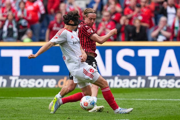 17.05.2026, xydrx, Herren, Fußball, 2.Bundesliga, Hannover 96 - 1.FC Nürnberg, Saison 2025 2026, Heinz von Heiden Arena: Fabio Gruber (1.FC Nürnberg, 4) im Zweikampf gegen Stefan Teitur Thordarson (Hannover 96, 23) DFB regulations prohibit any use of photographs as image sequences and or quasi-video. Copyright: HMBxMedia YannisxDreimann