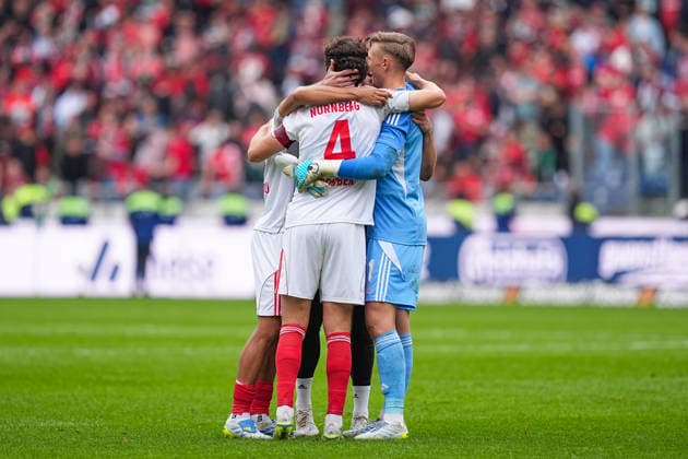 17.05.2026, xydrx, Herren, Fußball, 2.Bundesliga, Hannover 96 - 1.FC Nürnberg, Saison 2025 2026, Heinz von Heiden Arena: Fabio Gruber (1.FC Nürnberg, 4) und Jan Reichert (1.FC Nürnberg, 1) freuen sich über den 3:3 Endstand DFB regulations prohibit any use of photographs as image sequences and or quasi-video. Copyright: HMBxMedia YannisxDreimann