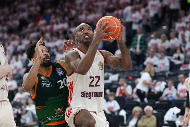 Isiaha Mike (FC Bayern Basketball, 22) mit Ball mit Urald King (Vet Concept Gladiators Trier, 20), GER, FC Bayern Basketball vs. Vet Concept Gladiators Trier, Basketball, easycredit Basketball Bundesliga, Playoffs, Viertelfinale Saison 2025 2026, 17.05.2026, GER, FC Bayern Basketball vs. Vet Concept Gladiators Trier, Basketball, easycredit Basketball Bundesliga, Playoffs, Viertelfinale Saison 2025 2026, 17.05.2026 Muenchen Copyright: xEibner-Pressefoto JennixMaulx EP_JML