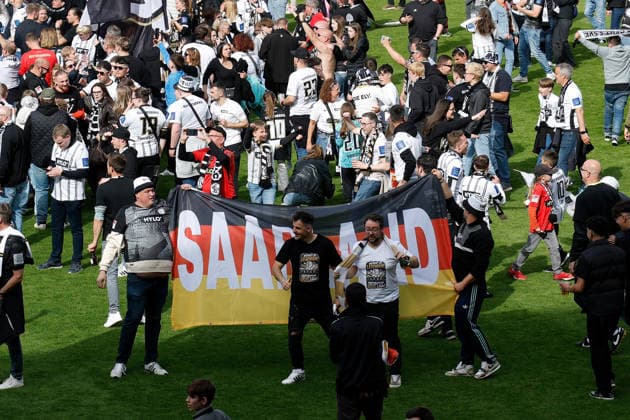17.05.2026, xjrdrx, Fussball 2.Bundesliga, SV Elversberg - Preußen Münster v.l. Jubel, Freude über den Aufstieg in die 1. Bundesliga Fans auf dem Platz (DFL DFB REGULATIONS PROHIBIT ANY USE OF PHOTOGRAPHS as IMAGE SEQUENCES and or QUASI-VIDEO) Elversberg