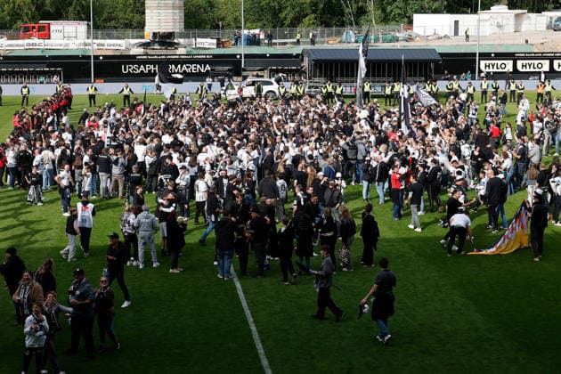 17.05.2026, xjrdrx, Fussball 2.Bundesliga, SV Elversberg - Preußen Münster v.l. Jubel, Freude über den Aufstieg in die 1. Bundesliga Fans auf dem Platz (DFL DFB REGULATIONS PROHIBIT ANY USE OF PHOTOGRAPHS as IMAGE SEQUENCES and or QUASI-VIDEO) Elversberg