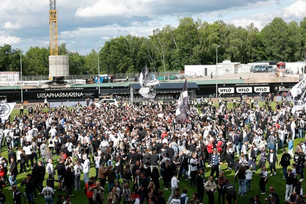 17.05.2026, xjrdrx, Fussball 2.Bundesliga, SV Elversberg - Preußen Münster v.l. Jubel, Freude über den Aufstieg in die 1. Bundesliga Fans auf dem Platz (DFL DFB REGULATIONS PROHIBIT ANY USE OF PHOTOGRAPHS as IMAGE SEQUENCES and or QUASI-VIDEO) Elversberg