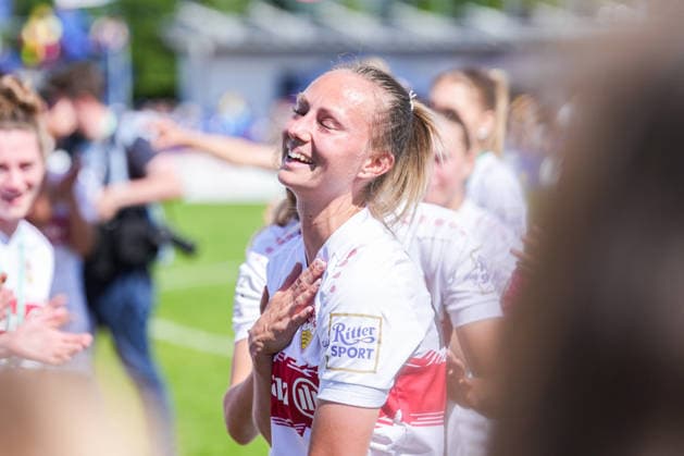 2. Frauen Bundesliga: SC Sand vs. VfB Stuttgart, 17.05.2026 Meike Meßmer (VfB Stuttgart, 29) die von ihrer Mannschaft im Spalier empfangen wird, da sie ihre Karriere beendet 2. Frauen Bundesliga: SC Sand vs. VfB Stuttgart, Adams Arena SC Sand, 17.05.2026 DFB DFL REGULATIONS PROHIBIT ANY USE OF PHOTOGRAPHS AS IMAGE SEQUENCES AND OR QUASI-VIDEO. Copyright: xBEAUTIFULxSPORTS Boscox