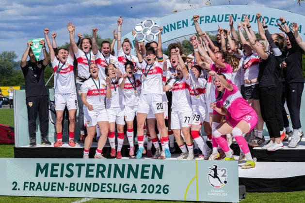 2. Frauen Bundesliga: SC Sand vs. VfB Stuttgart, 17.05.2026 Das Team des VfB Stuttgart bei der Meisterschaftsfeier und dem Pokal hochhalten 2. Frauen Bundesliga: SC Sand vs. VfB Stuttgart, Adams Arena SC Sand, 17.05.2026 DFB DFL REGULATIONS PROHIBIT ANY USE OF PHOTOGRAPHS AS IMAGE SEQUENCES AND OR QUASI-VIDEO. Copyright: xBEAUTIFULxSPORTS Boscox