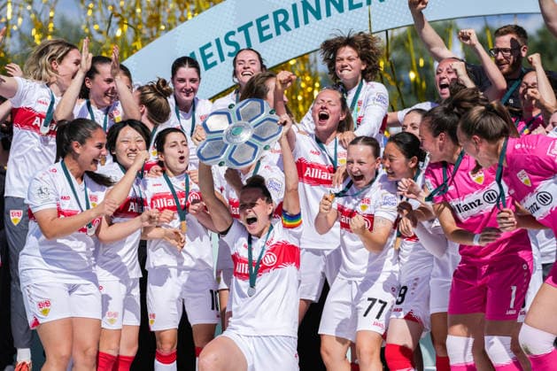 2. Frauen Bundesliga: SC Sand vs. VfB Stuttgart, 17.05.2026 Das Team des VfB Stuttgart bei der Meisterschaftsfeier und dem Pokal hochhalten 2. Frauen Bundesliga: SC Sand vs. VfB Stuttgart, Adams Arena SC Sand, 17.05.2026 DFB DFL REGULATIONS PROHIBIT ANY USE OF PHOTOGRAPHS AS IMAGE SEQUENCES AND OR QUASI-VIDEO. Copyright: xBEAUTIFULxSPORTS Boscox