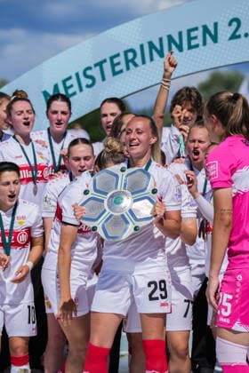 2. Frauen Bundesliga: SC Sand vs. VfB Stuttgart, 17.05.2026 Das Team des VfB Stuttgart bei der Meisterschaftsfeier und dem Pokal hochhalten 2. Frauen Bundesliga: SC Sand vs. VfB Stuttgart, Adams Arena SC Sand, 17.05.2026 DFB DFL REGULATIONS PROHIBIT ANY USE OF PHOTOGRAPHS AS IMAGE SEQUENCES AND OR QUASI-VIDEO. Copyright: xBEAUTIFULxSPORTS Boscox