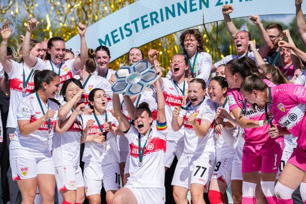 2. Frauen Bundesliga: SC Sand vs. VfB Stuttgart, 17.05.2026 Das Team des VfB Stuttgart bei der Meisterschaftsfeier und dem Pokal hochhalten 2. Frauen Bundesliga: SC Sand vs. VfB Stuttgart, Adams Arena SC Sand, 17.05.2026 DFB DFL REGULATIONS PROHIBIT ANY USE OF PHOTOGRAPHS AS IMAGE SEQUENCES AND OR QUASI-VIDEO. Copyright: xBEAUTIFULxSPORTS Boscox