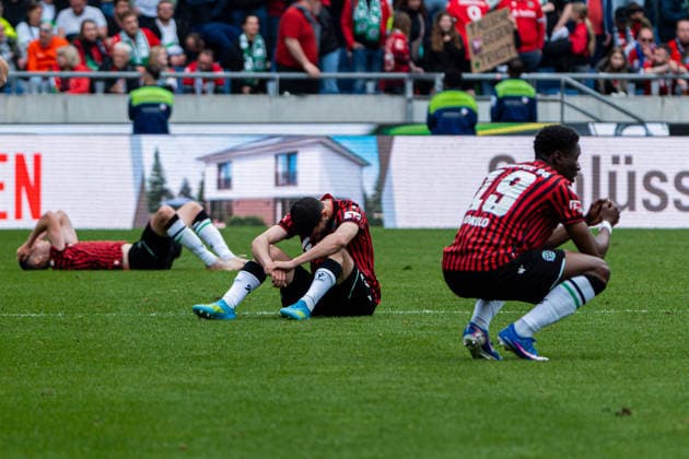 Hannover, Deutschland 17. Mai 2026: 2. BL - 2025 2026 - Sp. 34 - Hannover 96 gegen 1. FC Nürnberg Im Bild: v.li. Elias Saad (HAN) und William Joseph Gabriel Kokolo (HAN) sind unzufrieden auf dem Spielfeld. DFL DFB regulations prohibit any use of photographs as image sequences and or quasi-video Heinz von Heiden Arena Niedersachsen Copyright: xFotostandx xKruczynskix