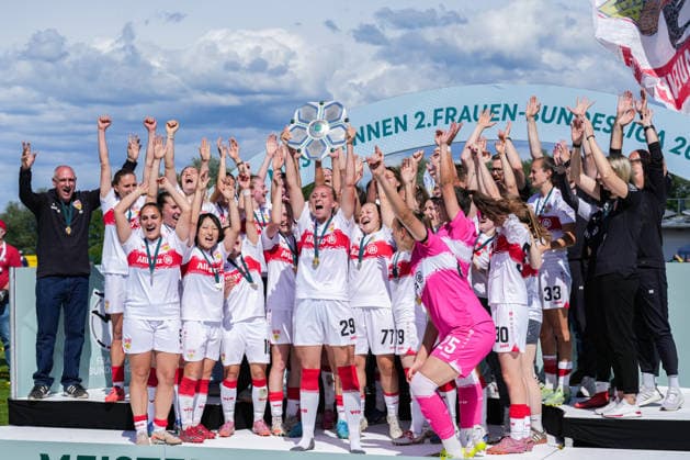 2. Frauen Bundesliga: SC Sand vs. VfB Stuttgart, 17.05.2026 Das Team des VfB Stuttgart bei der Meisterschaftsfeier und dem Pokal hochhalten 2. Frauen Bundesliga: SC Sand vs. VfB Stuttgart, Adams Arena SC Sand, 17.05.2026 DFB DFL REGULATIONS PROHIBIT ANY USE OF PHOTOGRAPHS AS IMAGE SEQUENCES AND OR QUASI-VIDEO. Copyright: xBEAUTIFULxSPORTS Boscox