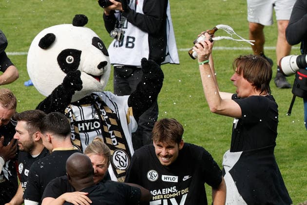 17.05.2026, xjrdrx, Fussball 2.Bundesliga, SV Elversberg - Preußen Münster v.l. Jubel, Freude über den Aufstieg in die 1. Bundesliga Trainer Vincent Wagner (SV Elversberg) (DFL DFB REGULATIONS PROHIBIT ANY USE OF PHOTOGRAPHS as IMAGE SEQUENCES and or QUASI-VIDEO) Elversberg
