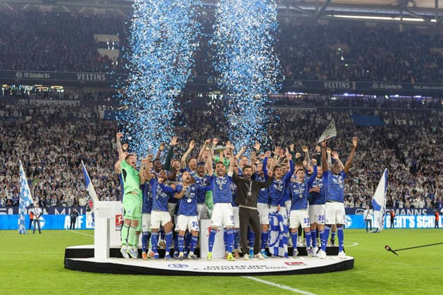 17.05.2026, GER, Fussball, Herren, 2. BL, Saison 2025 2026, FC Schalke 04 - Eintracht Braunschweig der FC Schalke 04 gewinnt die 2. Liga Gelsenkirchen VELTINS-Arena Nordrhein-Westfalen Deutschland Copyright: xAdrianxSchlüterx