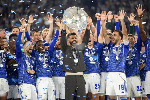 17.05.2026, GER, Fussball, Herren, 2. BL, Saison 2025 2026, FC Schalke 04 - Eintracht Braunschweig Trainer Miron Muslic (S04) wird Meister der 2. Bundesliga und hält die Schale in die Luft Gelsenkirchen VELTINS-Arena Nordrhein-Westfalen Deutschland Copyright: xAdrianxSchlüterx