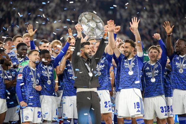 17.05.2026, GER, Fussball, Herren, 2. BL, Saison 2025 2026, FC Schalke 04 - Eintracht Braunschweig Trainer Miron Muslic (S04) wird Meister der 2. Bundesliga und hält die Schale in die Luft Gelsenkirchen VELTINS-Arena Nordrhein-Westfalen Deutschland Copyright: xAdrianxSchlüterx