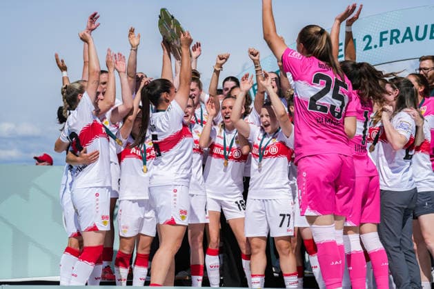 2. Frauen Bundesliga: SC Sand vs. VfB Stuttgart, 17.05.2026 Das Team des VfB Stuttgart bei der Meisterschaftsfeier und dem Pokal hochhalten 2. Frauen Bundesliga: SC Sand vs. VfB Stuttgart, Adams Arena SC Sand, 17.05.2026 DFB DFL REGULATIONS PROHIBIT ANY USE OF PHOTOGRAPHS AS IMAGE SEQUENCES AND OR QUASI-VIDEO. Copyright: xBEAUTIFULxSPORTS Boscox