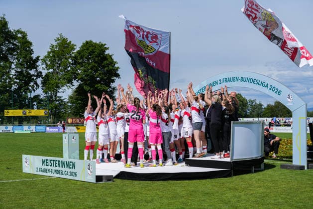 2. Frauen Bundesliga: SC Sand vs. VfB Stuttgart, 17.05.2026 Das Team des VfB Stuttgart bei der Meisterschaftsfeier und dem Pokal hochhalten 2. Frauen Bundesliga: SC Sand vs. VfB Stuttgart, Adams Arena SC Sand, 17.05.2026 DFB DFL REGULATIONS PROHIBIT ANY USE OF PHOTOGRAPHS AS IMAGE SEQUENCES AND OR QUASI-VIDEO. Copyright: xBEAUTIFULxSPORTS Boscox