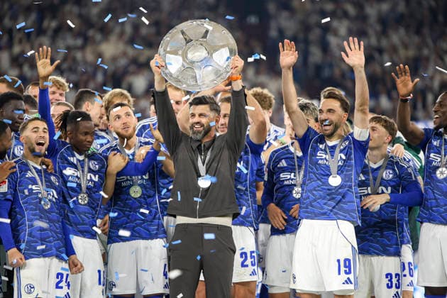 Sport Bilder des Tages 17.05.2026, GER, Fussball, Herren, 2. BL, Saison 2025 2026, FC Schalke 04 - Eintracht Braunschweig Trainer Miron Muslic (S04) wird Meister der 2. Bundesliga und hält die Schale in die Luft Gelsenkirchen VELTINS-Arena Nordrhein-Westfalen Deutschland Copyright: xAdrianxSchlüterx