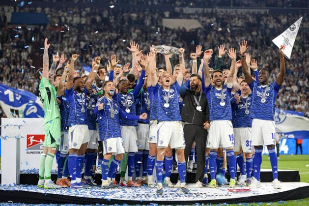 17.05.2026, GER, Fussball, Herren, 2. BL, Saison 2025 2026, FC Schalke 04 - Eintracht Braunschweig Timo Becker (S04) hält die Meisterschale der 2. Bundesliga in die Luft Gelsenkirchen VELTINS-Arena Nordrhein-Westfalen Deutschland Copyright: xAdrianxSchlüterx