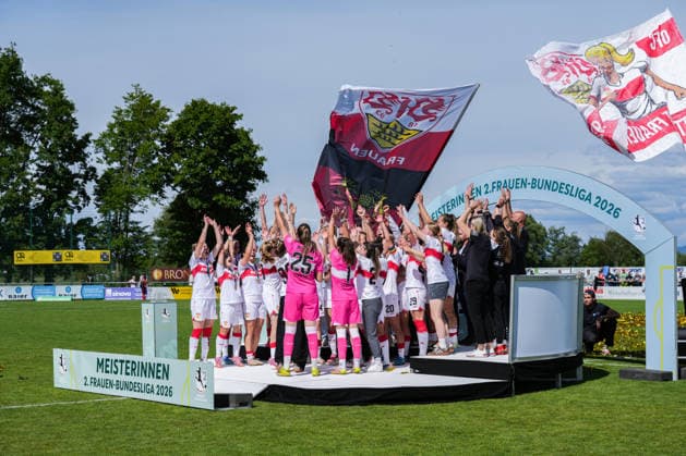 2. Frauen Bundesliga: SC Sand vs. VfB Stuttgart, 17.05.2026 Das Team des VfB Stuttgart bei der Meisterschaftsfeier und dem Pokal hochhalten 2. Frauen Bundesliga: SC Sand vs. VfB Stuttgart, Adams Arena SC Sand, 17.05.2026 DFB DFL REGULATIONS PROHIBIT ANY USE OF PHOTOGRAPHS AS IMAGE SEQUENCES AND OR QUASI-VIDEO. Copyright: xBEAUTIFULxSPORTS Boscox