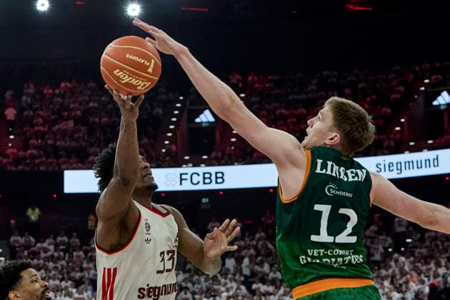 Deutsche Basketball Bundesliga (BBL), FC Bayern München Basketball vs VET-CONCEPT GLADIATORS Trier, München FC Bayern Basketball, Trier VET-CONCEPT GLADIATORS, 2026-05-17 in München (SAP Garden) MCCORMACK David (FC Bayern München Basketball Center (C) Nr33-FCBB33), LINSSEN Marten (VET-CONCEPT GLADIATORS TRIER Center (C) Nr12-TRI12) sportworld München SAP Garden Bayern Deutschland