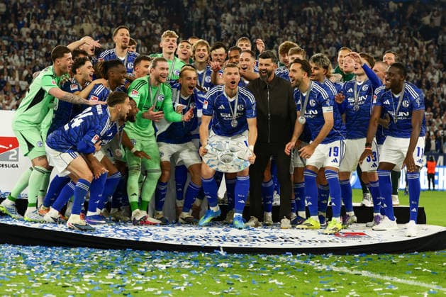 Gelsenkirchen, Germany, 17.05.26, Jubel bei den Schalker Spielern während des Spiels der 2. Bundesliga zwischen FC Schalke 04 - Eintracht Braunschweig in der Veltins Arena in Gelsenkirchen. (Photo by Joachim Bywaletz) DFB DFL REGULATIONS PROHIBIT ANY USE OF PHOTOGRAPHS AS IMAGE SEQUENCES AND OR QUASI-VIDEO. Copyright: JoachimxBywaletz xJB-Sportfoto