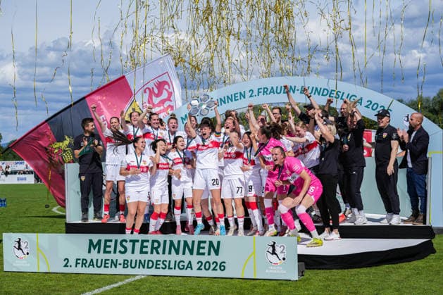 2. Frauen Bundesliga: SC Sand vs. VfB Stuttgart, 17.05.2026 Das Team des VfB Stuttgart bei der Meisterschaftsfeier und dem Pokal hochhalten 2. Frauen Bundesliga: SC Sand vs. VfB Stuttgart, Adams Arena SC Sand, 17.05.2026 DFB DFL REGULATIONS PROHIBIT ANY USE OF PHOTOGRAPHS AS IMAGE SEQUENCES AND OR QUASI-VIDEO. Copyright: xBEAUTIFULxSPORTS Boscox