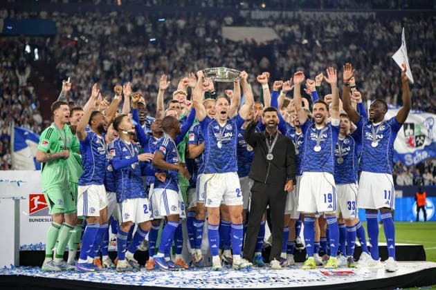 17.05.2026, GER, Fussball, Herren, 2. BL, Saison 2025 2026, FC Schalke 04 - Eintracht Braunschweig Adli Aouchiche (S04) hält die Meisterschale der 2. Bundesliga in die Luft Gelsenkirchen VELTINS-Arena Nordrhein-Westfalen Deutschland Copyright: xAdrianxSchlüterx