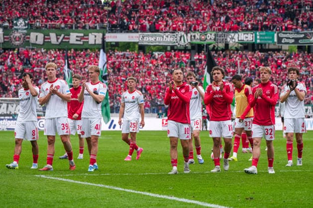 Deutschland: Fussball 2. Bundesliga, Saison 2025 26, 34. Spieltag, Hannover 96 vs 1. FC Nürnberg, 17.05.2026, Heinz von Heiden Arena (Hannover, Niedersachsen) Spieler des 1. FC Nürnberg applaudieren den mitgereisten Auswärtsfans Copyright: xLeonxFrickx