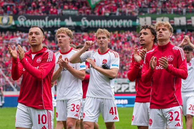 Deutschland: Fussball 2. Bundesliga, Saison 2025 26, 34. Spieltag, Hannover 96 vs 1. FC Nürnberg, 17.05.2026, Heinz von Heiden Arena (Hannover, Niedersachsen) Spieler des 1. FC Nürnberg applaudieren den mitgereisten Auswärtsfans Copyright: xLeonxFrickx