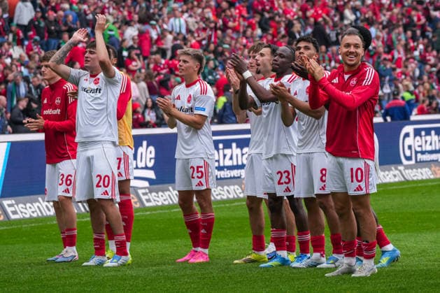 Deutschland: Fussball 2. Bundesliga, Saison 2025 26, 34. Spieltag, Hannover 96 vs 1. FC Nürnberg, 17.05.2026, Heinz von Heiden Arena (Hannover, Niedersachsen) Mannschaft 1. FC Nürnberg jubelt mit den eigenen Auswärtsfans Applaus Copyright: xLeonxFrickx