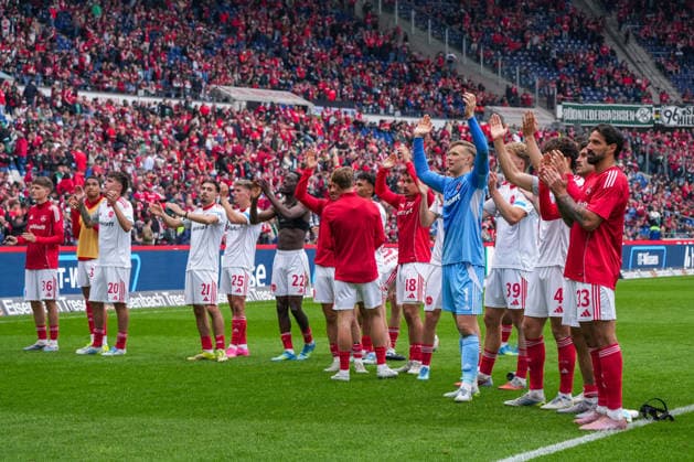 Deutschland: Fussball 2. Bundesliga, Saison 2025 26, 34. Spieltag, Hannover 96 vs 1. FC Nürnberg, 17.05.2026, Heinz von Heiden Arena (Hannover, Niedersachsen) Mannschaft 1. FC Nürnberg jubelt mit den eigenen Auswärtsfans Copyright: xLeonxFrickx